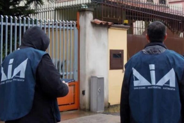 Blitz contro il clan Mallardo, 23 in manette: il reggente dal Piemonte a Giugliano per falsi motivi di salute, arrestato il suo dentista