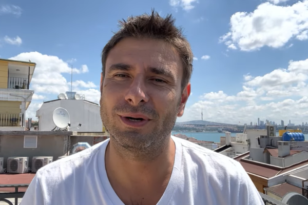 La vita da reporter di Di Battista, i diari dalla Russia, reportage per il Fatto e “magari un libro”: “I 5 Stelle? Me ne infischio”