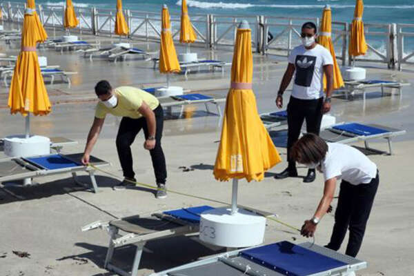 Estate con Omicron 5, boom di tamponi fai da te e positivi ‘abusivi’: “Mascherina al mare, non è un’influenza”