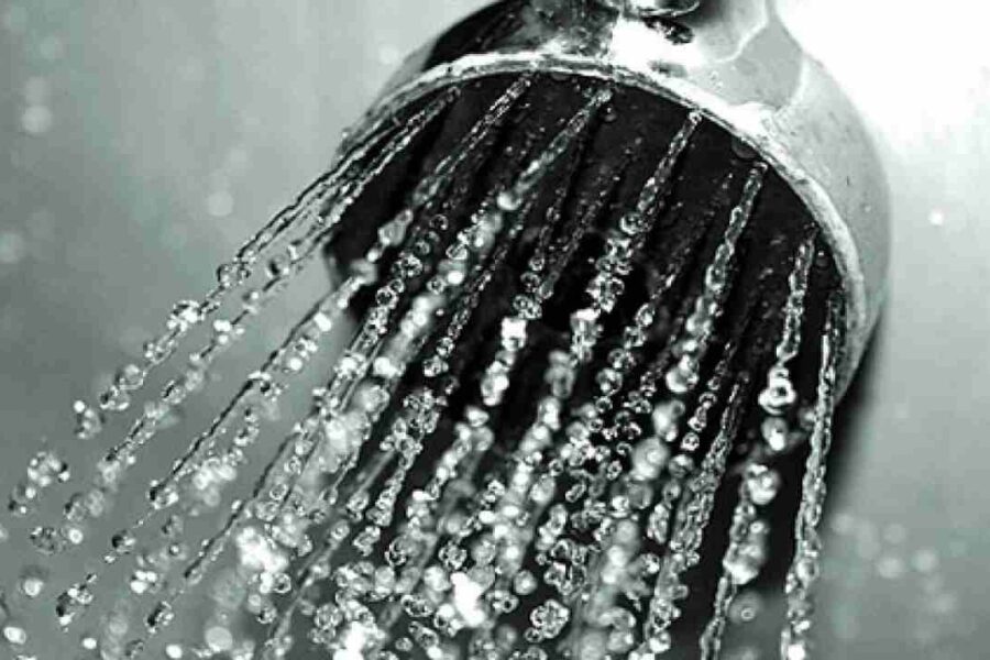 Cristina Pugliese trovata morta impiccata in doccia, indagato il compagno: il tubo stretto al collo e i sospetti degli inquirenti