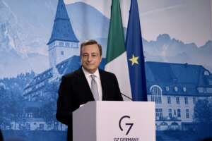 Draghi dal G7 smentisce Putin: “Non sarà al G20. Solo con le sanzioni costringeremo Mosca a trattare”