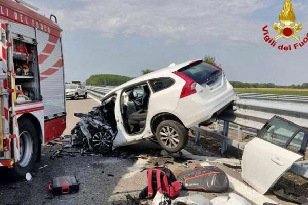 Contromano in autostrada, due morti e tre feriti, tra cui un bimbo: “Mi tremano ancora le gambe”