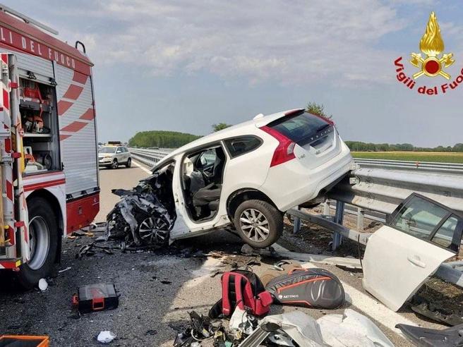 Contromano in autostrada, due morti e tre feriti, tra cui un bimbo: “Mi tremano ancora le gambe”