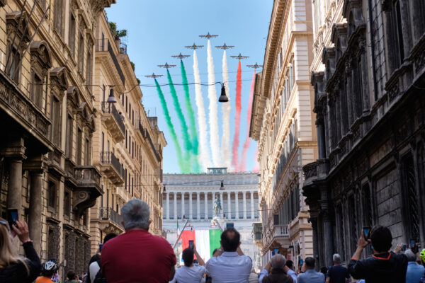 Foto Mauro Scrobogna /LaPresse
02-06-2020 Roma, Italia
Cronaca
Coronavirus,fase 2,festa Repubblica
Nella foto: Altare della Patria, Vittoriano, passaggio frecce tricolori 
Photo Mauro Scrobogna /LaPresse
June 02, 2020  Rome, Italy
News
Coronavirus outbreak,fase 2, Republic Day
In the picture: Altare della Patria Vittoriano, Frecce Tricolori t(ricolor arrows)