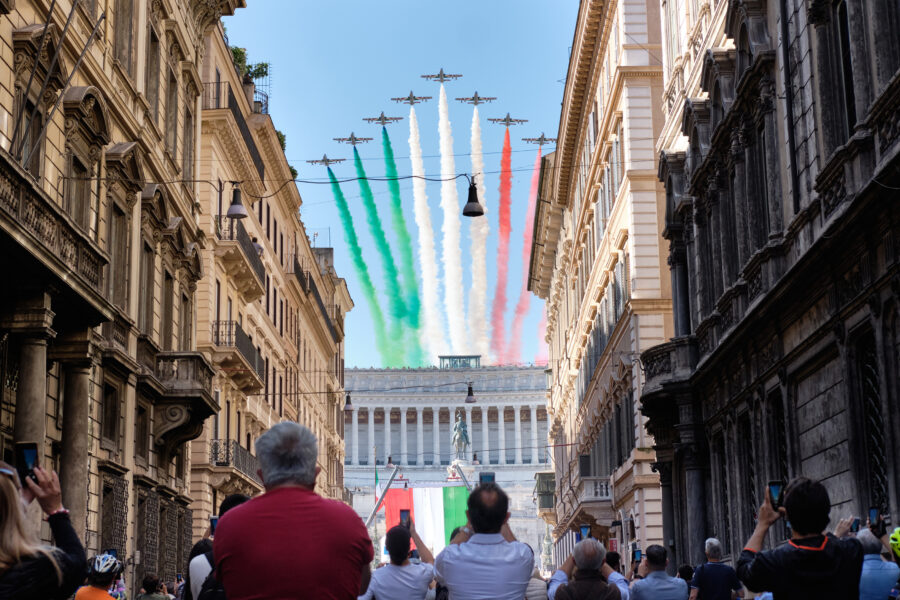 Foto Mauro Scrobogna /LaPresse
02-06-2020 Roma, Italia
Cronaca
Coronavirus,fase 2,festa Repubblica
Nella foto: Altare della Patria, Vittoriano, passaggio frecce tricolori 
Photo Mauro Scrobogna /LaPresse
June 02, 2020  Rome, Italy
News
Coronavirus outbreak,fase 2, Republic Day
In the picture: Altare della Patria Vittoriano, Frecce Tricolori t(ricolor arrows)