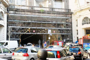 Napoli è la città con più veicoli inquinanti e la Galleria Vittoria è un forno: “Impianto areazione insufficiente”