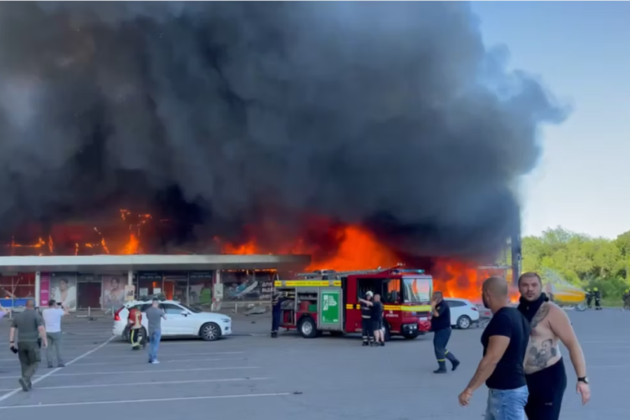 Missili russi fanno strage su un centro commerciale, condanna della Nato: “Mosca minaccia principale”