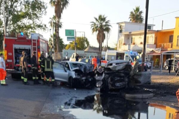 Schianto frontale tra auto, carambola mortale per un 25enne: quattro feriti, vettura carbonizzata
