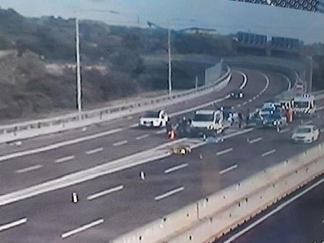 Travolge e uccide due uomini sulla Tangenziale, preso camionista pirata: sul tir i segni dell’impatto