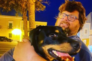 Flop Adinolfi, zero voti a Ventotene per il leader del Popolo della famiglia: “Non mi ha voluto neanche il mio cane” Flop Adinolfi, zero voti a Ventotene per il leader del Popolo della famiglia: “Non mi ha voluto neanche il mio cane”
