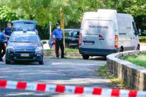 Donna morta in auto, il macabro ritrovamento sui sedili posteriori: “Non si esclude nessuna ipotesi”