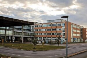 Morto il bambino di un anno caduto in una vasca biologica a Portomaggiore: la madre si era gettata per salvarlo