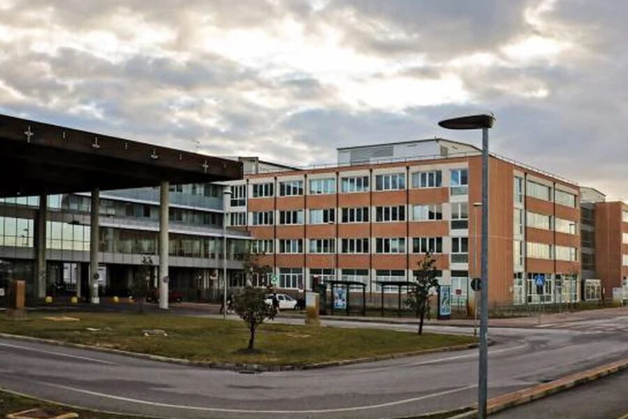 Morto il bambino di un anno caduto in una vasca biologica a Portomaggiore: la madre si era gettata per salvarlo