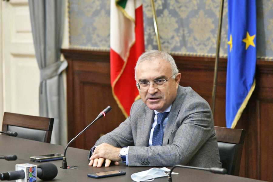 Tanti patti e pochi fatti, la nuova ‘moda’ delle Istituzione in una Napoli sempre più anarchica