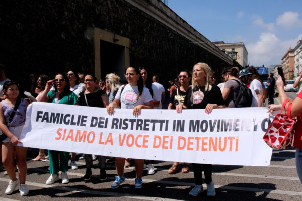 “D’estate il carcere è rovente, i nostri cari trattati come bestie in 10 in una stanza”, la protesta dei familiari dei detenuti a Poggioreale