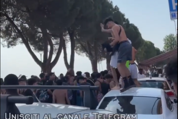 Assalti e molestie a minori sul Garda, 30 sospettati dopo la “giornata di guerra”