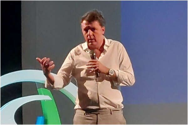 “Il Mostro” di Renzi a Sulmona domina la scena “Il Mostro” di Renzi a Sulmona domina la scena