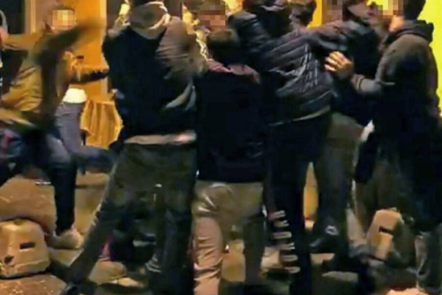 Gli stacca un dito a morsi e lo mangia: rissa folle e cannibale tra 20enni in spiaggia