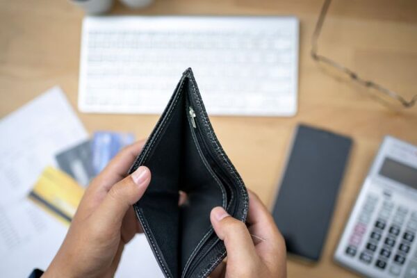 Come funziona il salario minimo in Europa: dai 2mila euro del Lussemburgo ai 332 in Bulgaria, cosa cambia in Italia