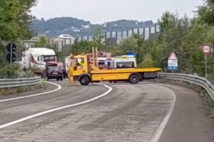 Schianto camion-furgone, è strage sulla Statale: quattro morti e due feriti a Strevi Schianto camion-furgone, è strage sulla Statale: quattro morti e due feriti a Strevi