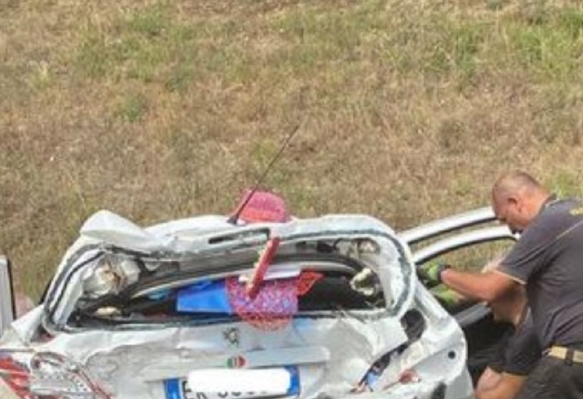 Sangue in autostrada, auto travolta da carroattrezzi: muoiono genitori della conducente