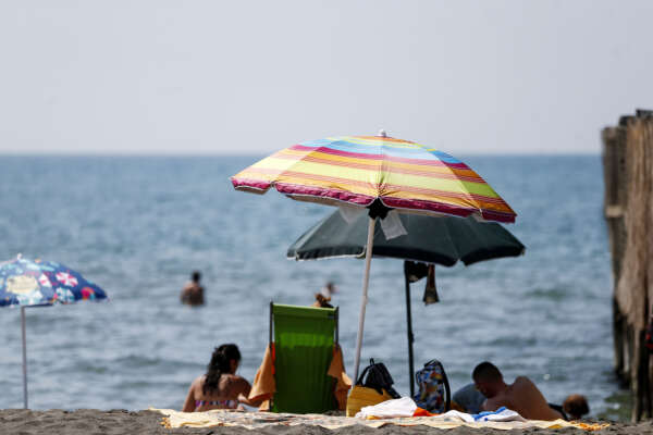 Foto Cecilia Fabiano/ LaPresse 
14 Agosto 2021 Roma (Italia)
Cronaca   
Fine settimana di ferragosto al mare 
Nella Foto : il lido di Ostia 

Photo Cecilia Fabiano/ LaPresse
August 14 , 2021  Roma (Italy) 
News  :  
Mid-August week-end
In the Pic : the Ostia beach in Rome