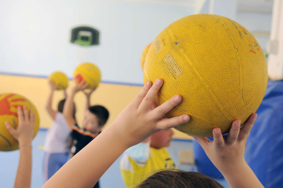 SCUOLA MARCONI DI BARI, SIGLA DEL PROTOCOLLO D’INTESA DEL PROGETTO OPEN AIR EDUCATION. PALESTRA EDUCAZIONE FISICA BASKET SPORT BAMBINI CRESCITA