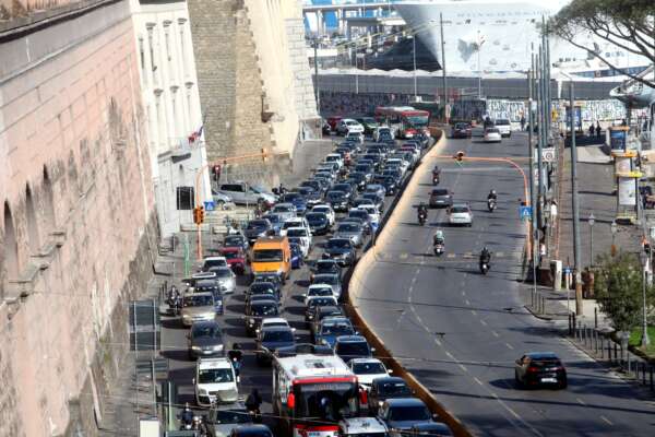 A Napoli l’organizzazione del traffico è fai da te, il professor Bifulco: “Agenzie della mobilità come a Roma e Milano”