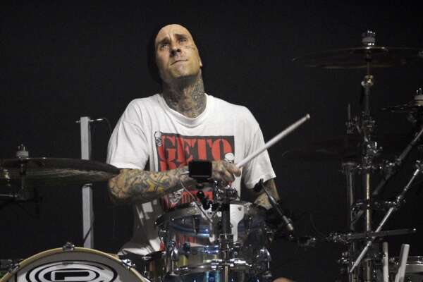 Travis Barker ricoverato, il batterista dei Blink182 in ospedale e la figlia disperata: “Mandateci le vostre preghiere”