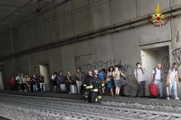 Deraglia treno Alta velocità, “ondeggiamento anomalo” poi “è andato a sbattere in galleria”: panico tra i passeggeri