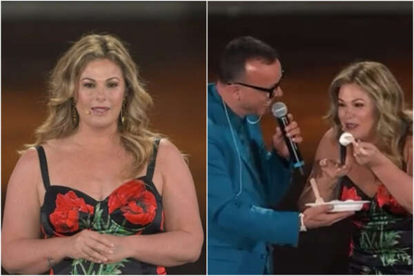 Concerto Gigi D’Alessio, la piazza canta “sei bellissima” a Vanessa Incontrada: lei mangia una mozzarella