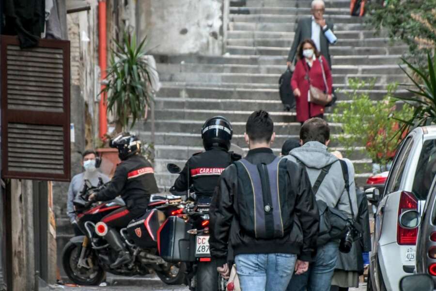 Sfregiata a vita a 12 anni per questioni di gelosia, orrore ai Quartieri Spagnoli. Fermato l’ex fidanzatino: “E’ stato lui”