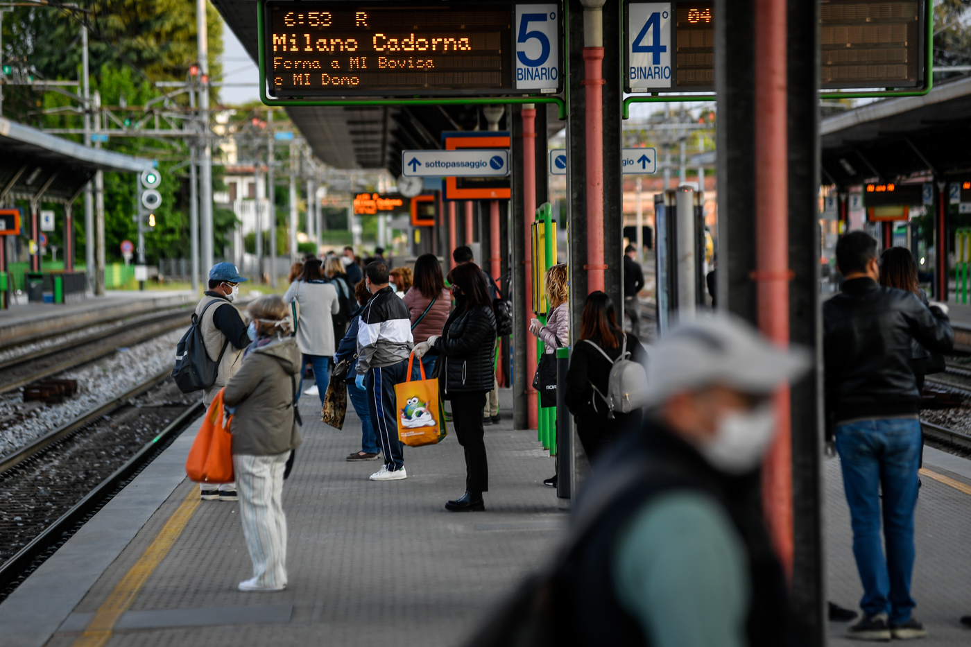 Foto Claudio Furlan – LaPresse
04 Maggio 2020 Milano (Italia)
News
Parte la fase 2 dell emergenza coronavirus per il trasporto pubblico milanese
Nella foto: la stazione di Saronno
Photo Claudio Furlan/Lapresse
02 May 2020 Milano (Italy)
Phase 2 of the coronavirus emergency for Milan public transport starts
In the photo: Saronno station Foto Claudio Furlan – LaPresse
04 Maggio 2020 Milano (Italia)
News
Parte la fase 2 dell emergenza coronavirus per il trasporto pubblico milanese
Nella foto: la stazione di Saronno
Photo Claudio Furlan/Lapresse
02 May 2020 Milano (Italy)
Phase 2 of the coronavirus emergency for Milan public transport starts
In the photo: Saronno station