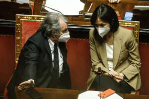 Diaspora in Forza Italia, dopo gli addii di Gelmini e Brunetta anche Carfagna prende le distanze: “Avvio una riflessione”