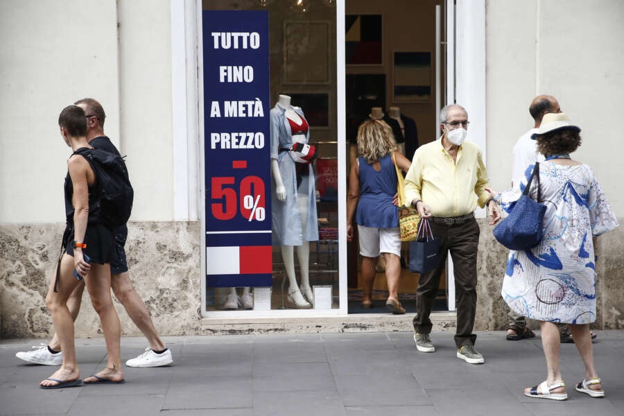 Foto Cecilia Fabiano/ LaPresse 
04  luglio  2021 Roma (Italia)
Cronaca   :  
Fine settimana di SALDI 
Nella Foto : via Cola di Rienzo 

Photo Cecilia Fabiano/ LaPresse 
July 04 , 2021  Roma (Italy) 
News  :  
SALES week end 
In the Pic : vi aCola di Rienzo