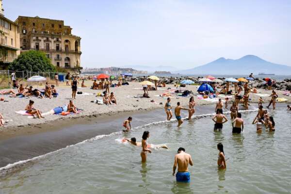 Allarme spiagge libere in Campania, l’sos di Legambiente: si sono mangiati la costa