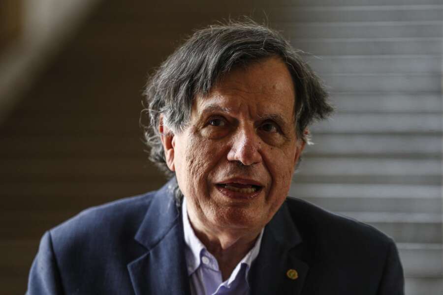 Covid, il Premio Nobel Giorgio Parisi: “Assurdo ridurre l’obbligo della mascherina”