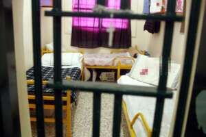 Inferno Poggioreale, tra detenuti che muoiono e sanità carente: “Qui reclusi anche un 91enne e Mario, obeso di 270 chili”