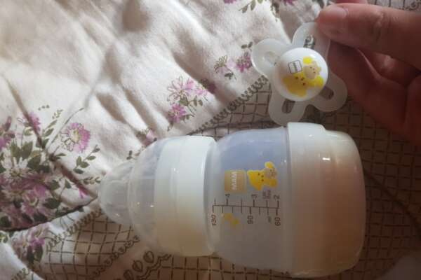 Bimba di 18 mesi lasciata per sei giorni in casa con biberon e benzodiazepine: la madre torna e la trova morta