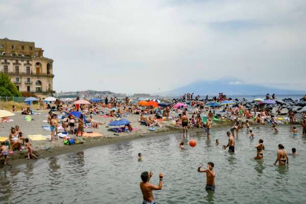 A Napoli c’è l’app per prenotare un posto al sole, ma non ci sono le spiagge