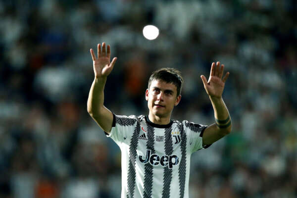 Foto  Spada/LaPresse 
16 Maggio  2022 – Torino, Italia 
Sport, Calcio 
Juventus vs Lazio – Campionato italiano di calcio Serie A TIM 2021/2022 – Stadio Allianz
Nella foto: Paulo Dybala (Juventus F.C.);  saluta i tifosi dopo la sua ultima partita nel club

Photo Spada/LaPresse 
May 16  , 2022 – Turin ,Italy
Sport, Soccer 
Juventus vs Lazio –  – Italian Serie A Football Championship 2021/2022 – Allianz Stadium
In the photo: Paulo Dybala (Juventus F.C.);