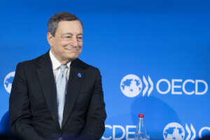 Cosa succede con la caduta del governo Draghi: a rischio cuneo fiscale, bonus bollette e taglio della benzina