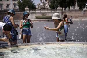 Foto Cecilia Fabiano /LaPresse
03/07/2022 Roma, Italia
Cronaca :
Temperature in aumento turisti cercano refrigerio nelle fontane 
Nella Foto : Piazza del Popolo 

Photo Cecilia Fabiano/ LaPresse
July, 3 , 2022  Rome (Italy) 
News: 
Summer hot temperature , tourists freshen at the fountain
In The Pic : Piazza del Popolo