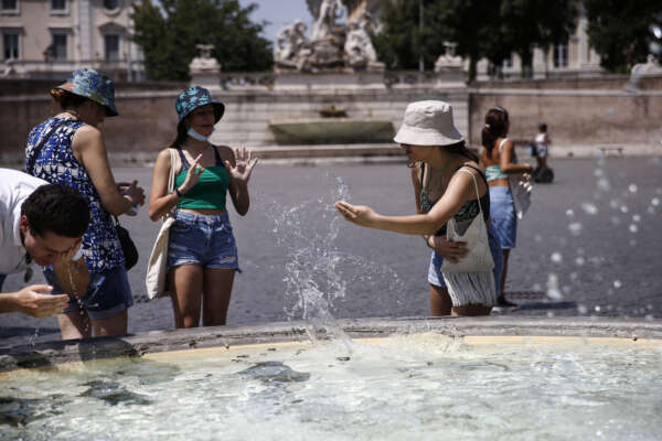 Foto Cecilia Fabiano /LaPresse
03/07/2022 Roma, Italia
Cronaca :
Temperature in aumento turisti cercano refrigerio nelle fontane 
Nella Foto : Piazza del Popolo 

Photo Cecilia Fabiano/ LaPresse
July, 3 , 2022  Rome (Italy) 
News: 
Summer hot temperature , tourists freshen at the fountain
In The Pic : Piazza del Popolo