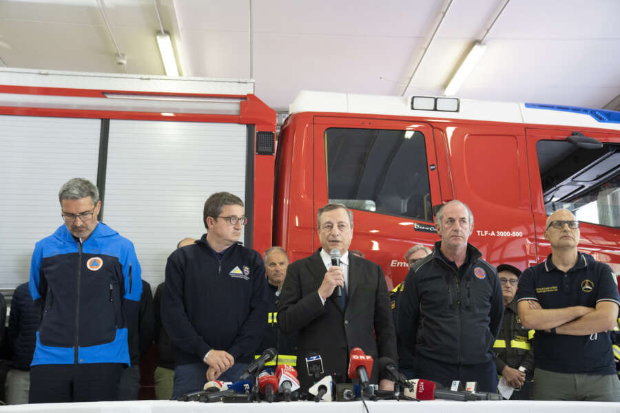 Foto Filippo Attili/Palazzo Chigi/LaPresse04-07-2022 Canazei, ItaliaPoliticaMarmolada, il Presidente Draghi a CanazeiIl Presidente Draghi è a Canazei (Trento) dove è stata allestita la centrale operativa che sta coordinando le operazioni di soccorso e ricerca a seguito del crollo sulla Marmolada. Insieme al capo del Dipartimento della Protezione civile, Fabrizio Curcio, alle autorità locali e ai soccorritori è stato fatto il punto della situazione.DISTRIBUTION FREE OF CHARGE – NOT FOR SALE – Obbligatorio citare la fonte LaPresse/Palazzo Chigi/Filippo Attili