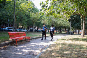 Donna trascinata e violentata dietro una siepe, orrore a Milano: due uomini arresti, un terzo in fuga