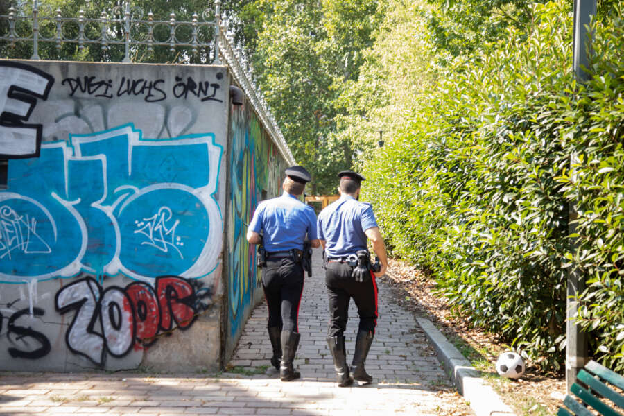 Stupro Pavia, le urla che hanno salvato la studentessa (“L’aveva spogliata”). Piantedosi: “Allarme? Importante è che li prendiamo”