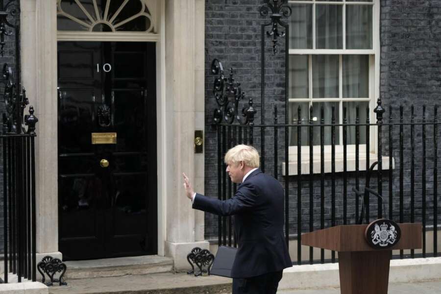 Johnson si dimette e si arrende a scandali e addii di massa al governo: ma resta premier fino a nuovo leader Tory