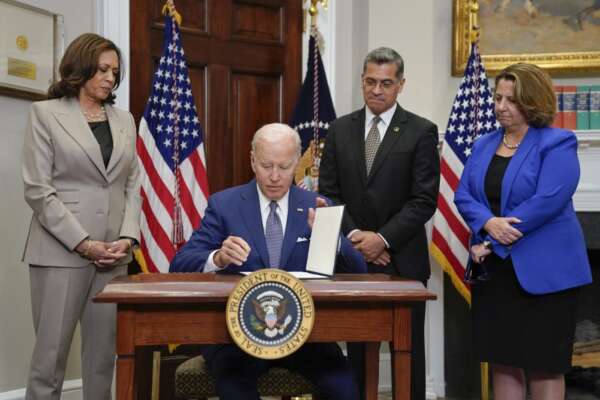Aborto, Biden firma ordine su interruzione gravidanza: “Donne votate per fermare estremisti repubblicani”