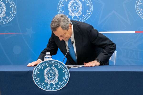 Draghi si dimette e Mattarella lo manda in Parlamento, cosa succede ora al governo: gli scenari, i partiti, le elezioni